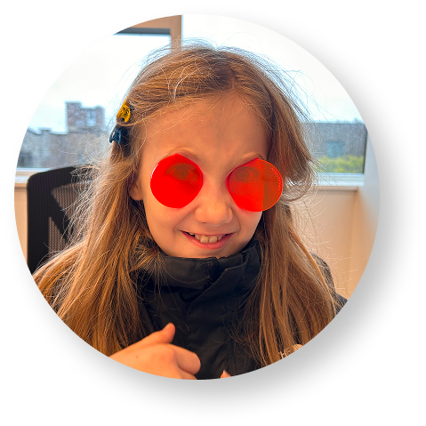 Enfant manipulant un jeton dans un exercice de la méthode KIT FOCUS