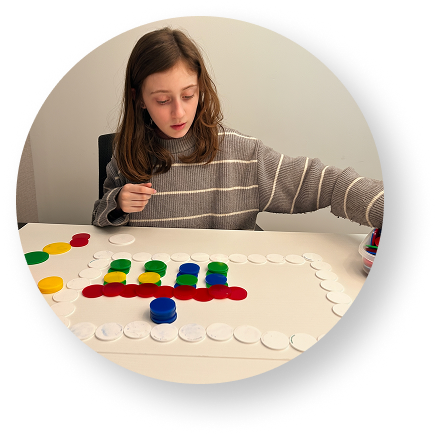 Enfant participant à un exercice pédagogique de la méthode KIT FOCUS